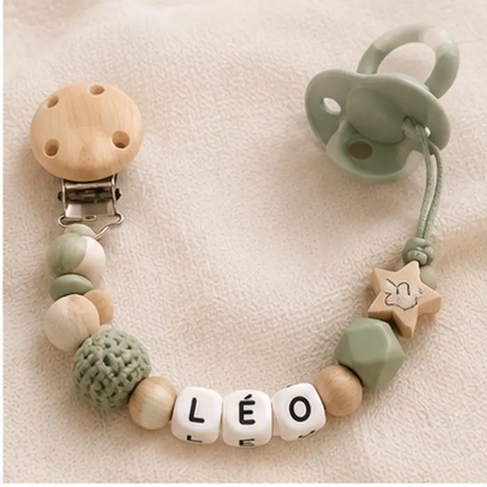 Attache-tétine personnalisée au prénom Léo, perles silicone et bois