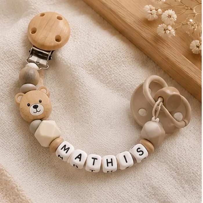 Attache-tétine personnalisée au prénom Mathis, perles silicone et bois