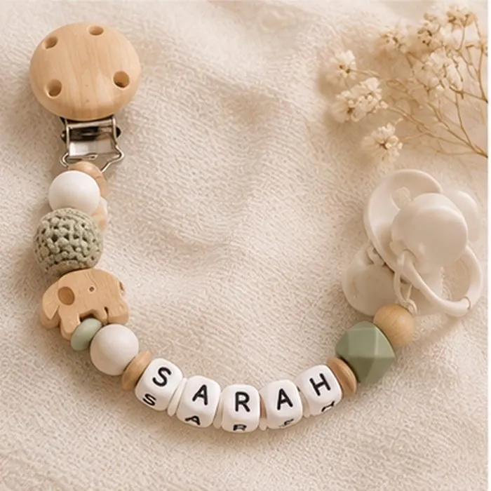 Attache-tétine personnalisée au prénom Sarah, perles silicone et bois