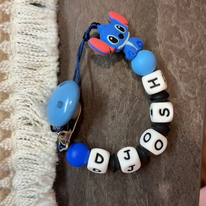 Attache-tétine personnalisée sur mesure avec petit personnage